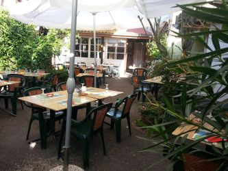 TERRASSE DANS LA COUR